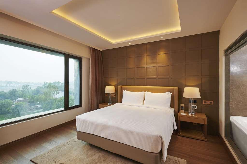 Hilton Garden Inn Lucknow Bilik gambar